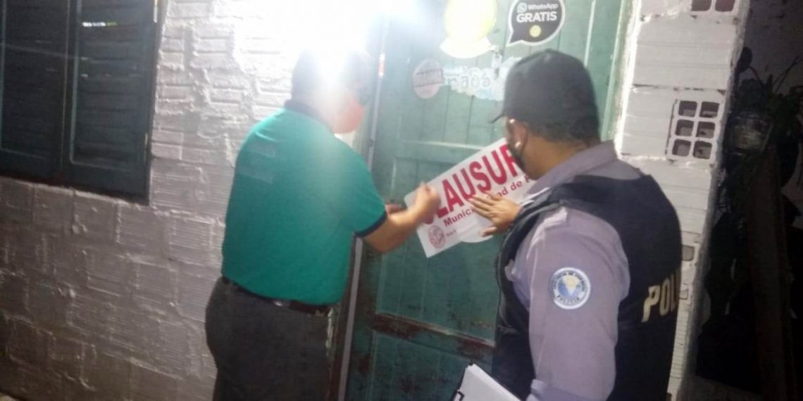 La Policía detectó 30 fiestas clandestinas y en una de éstas, había 60 infractores