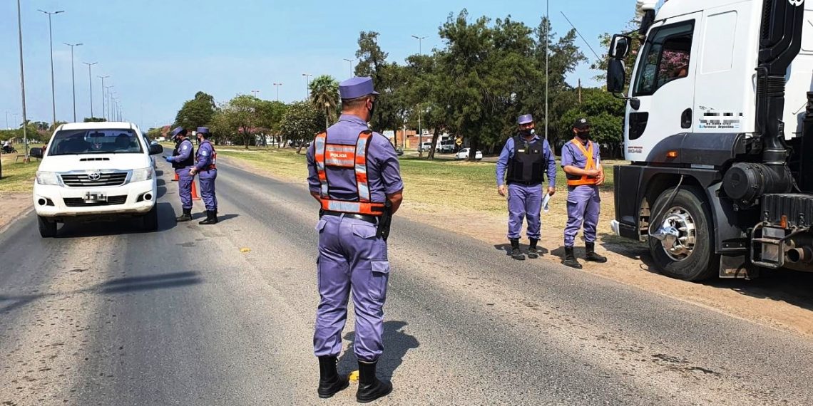 La Policía detectó 30 fiestas clandestinas y en una de éstas, había 60 infractores