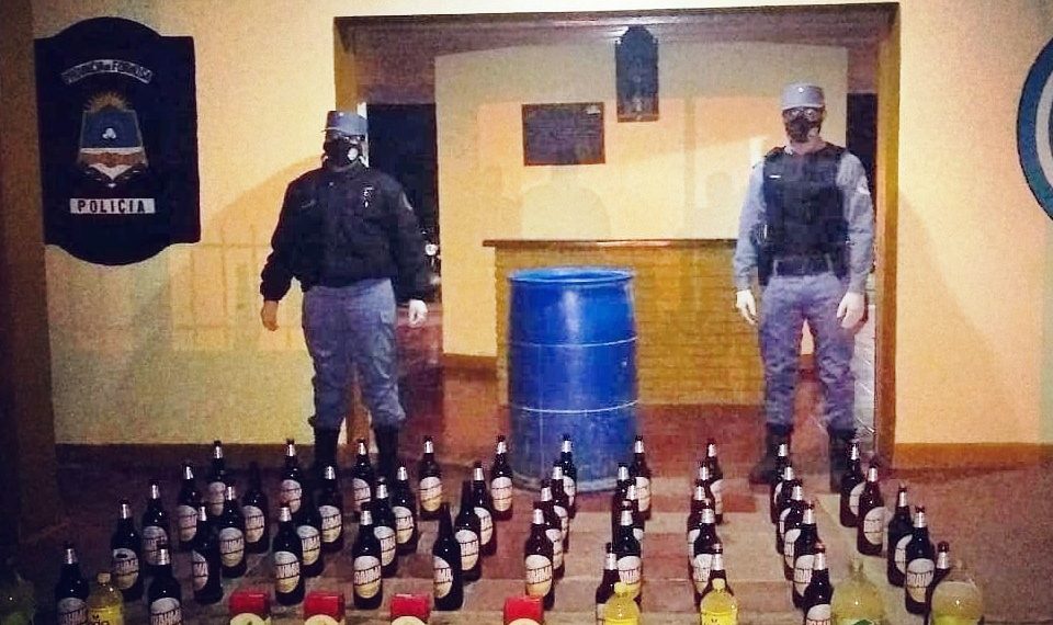Insólito: La Policía detectó un «kiosco móvil», que vendía bebidas alcohólicas a una multitud