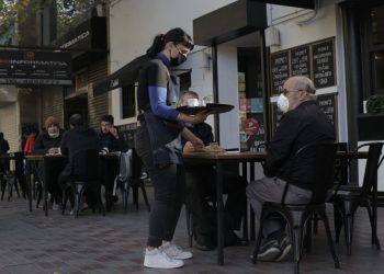 Apertura de fines de semana, al aire libre, de 8 a 20 y en peatonales; alternativas para apertura de bares, restó y cafés