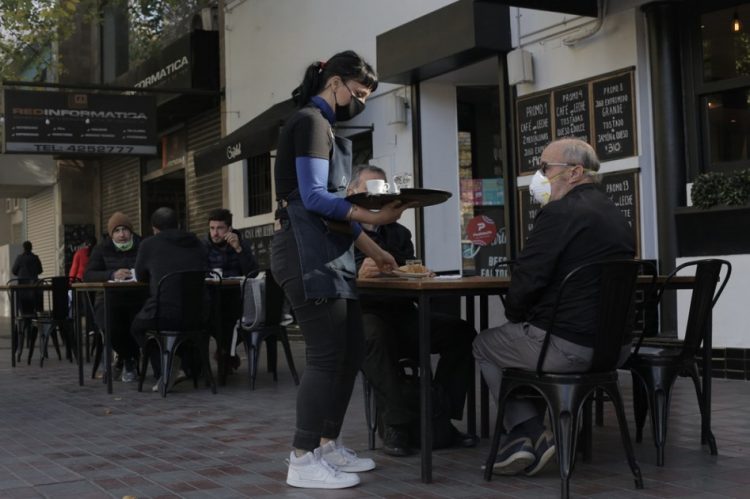 Apertura de fines de semana, al aire libre, de 8 a 20 y en peatonales; alternativas para apertura de bares, restó y cafés