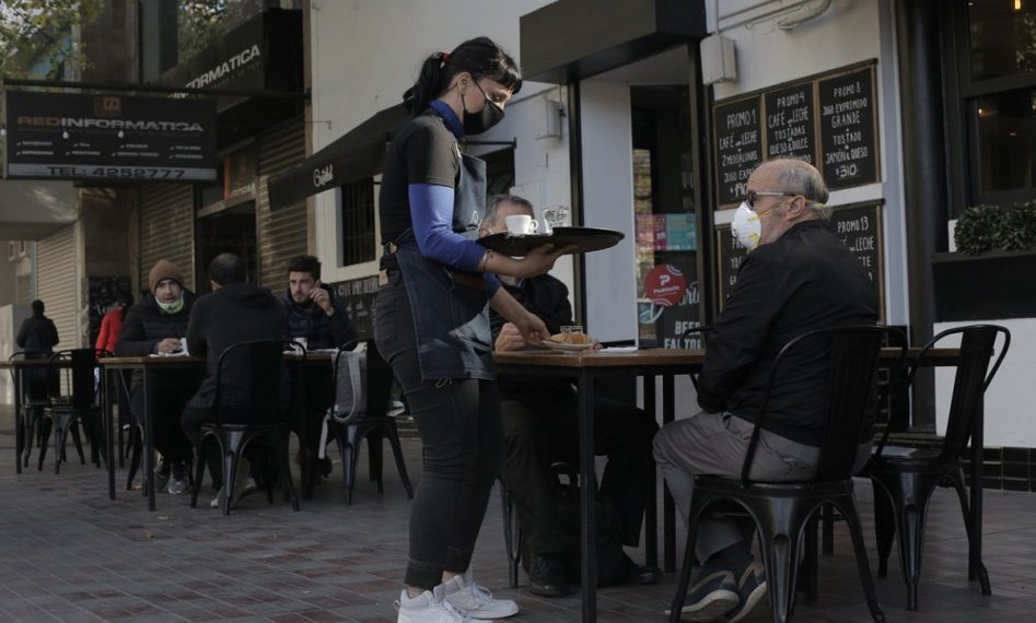 Apertura de fines de semana, al aire libre, de 8 a 20 y en peatonales; alternativas para apertura de bares, restó y cafés