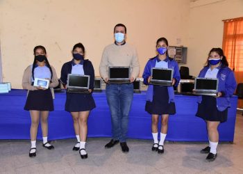 Eber Solís entregó netbooks y tablet a estudiantes de cuarto año