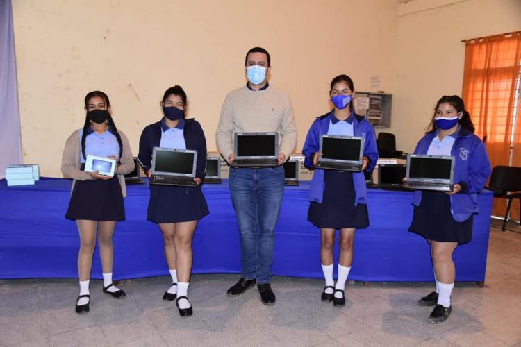 Eber Solís entregó netbooks y tablet a estudiantes de cuarto año
