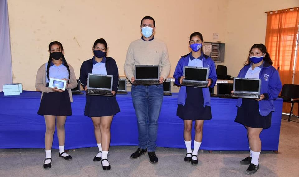 Eber Solís entregó netbooks y tablet a estudiantes de cuarto año