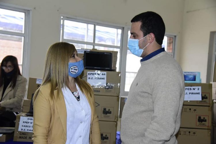 Eber Solís entregó netbooks y tablet a estudiantes de cuarto año