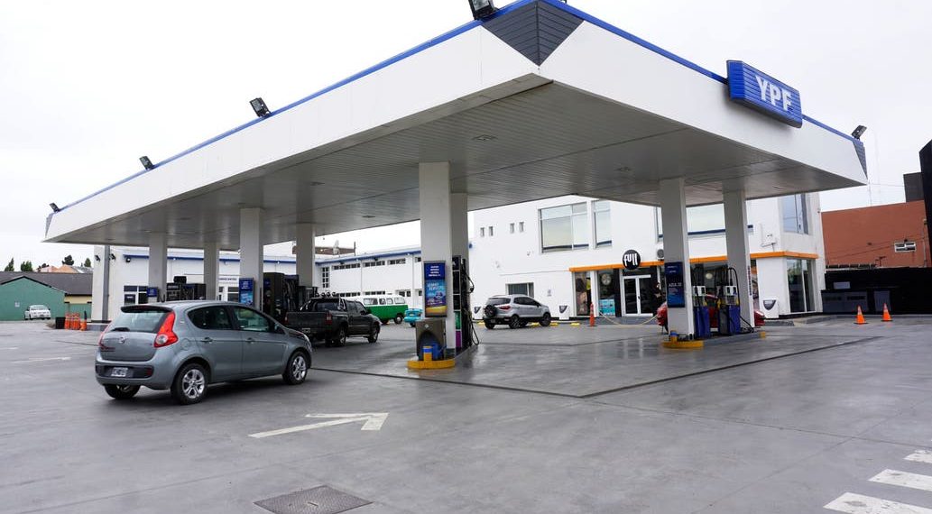 YPF aumentó el combustible el 3,5% «para recomponer asimetrías»