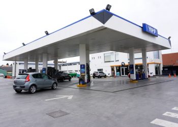 YPF aumentó el combustible el 3,5% «para recomponer asimetrías»
