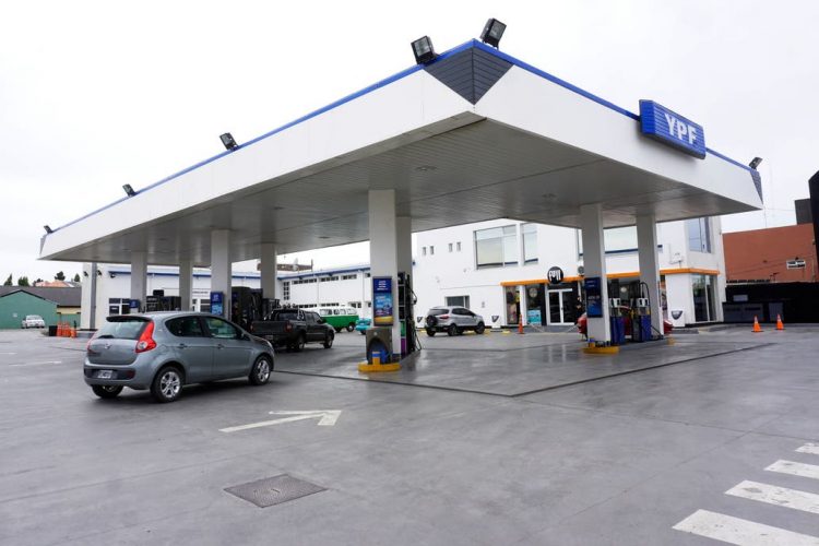 YPF aumentó el combustible el 3,5% «para recomponer asimetrías»