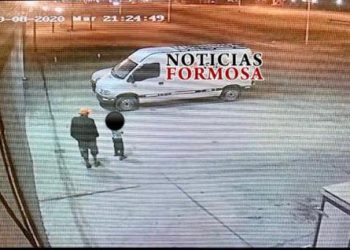 Acompañado de un niño, robó de una camioneta estacionada