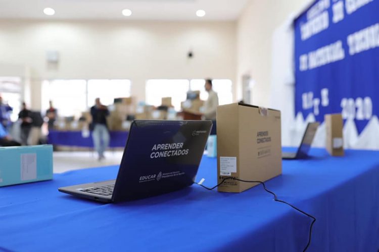 Eber Solís entregó netbooks y tablet a estudiantes de cuarto año