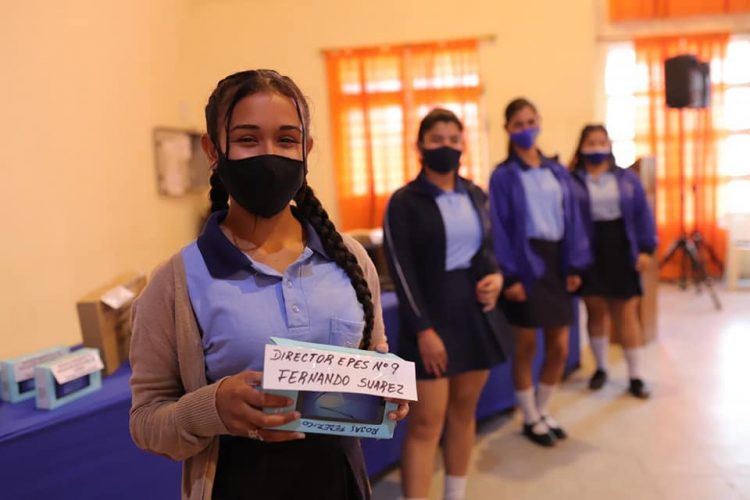 Eber Solís entregó netbooks y tablet a estudiantes de cuarto año
