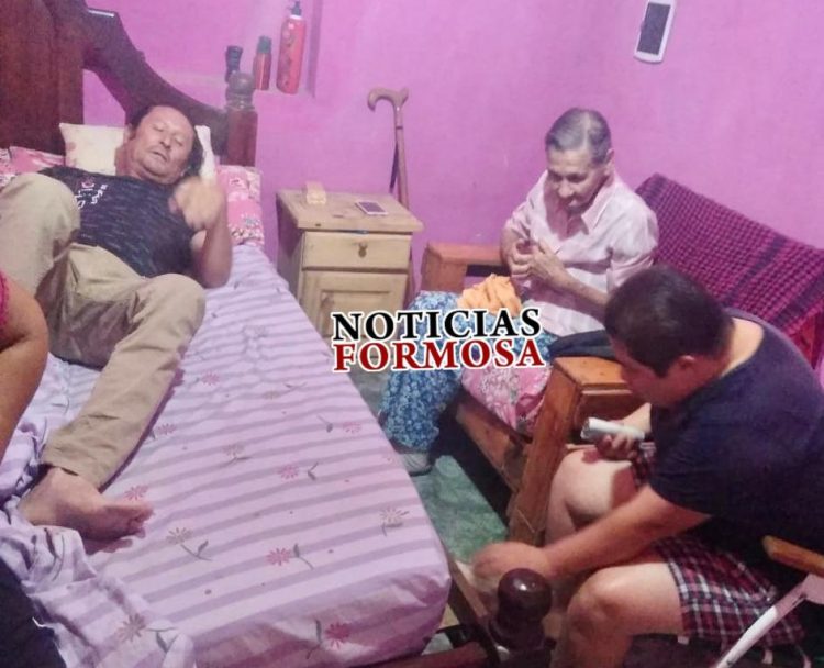 Madre e hijo se saludaron hoy desde ambas orillas del Bermejo, separados por la pandemia