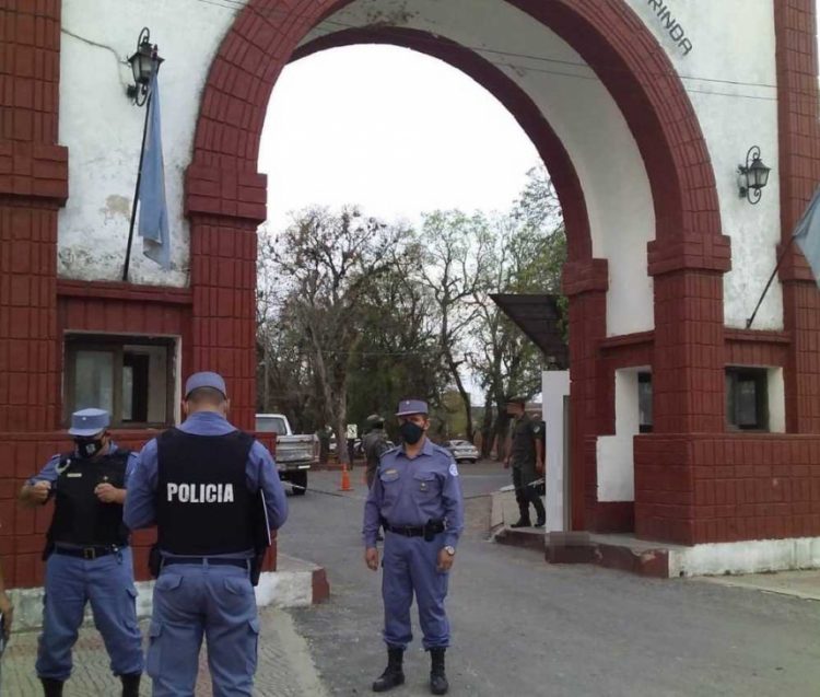La Policía sorprendió a dos gendarmes enviando mercaderías al Paraguay por paso clandestino