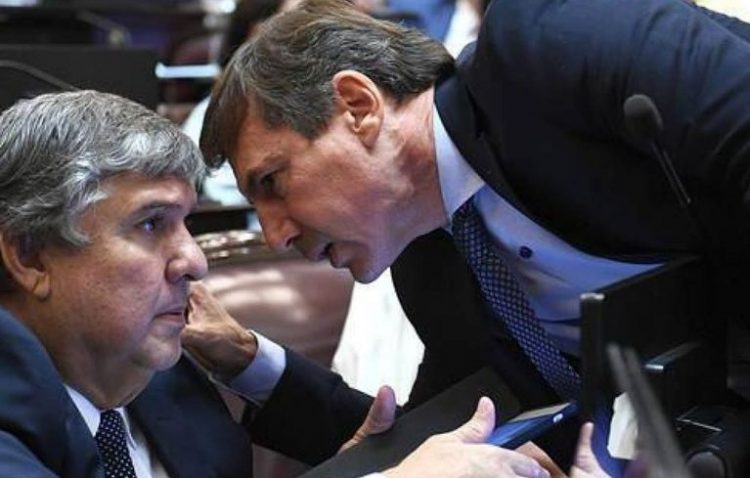 Mayans y Naidenoff: del respeto a la confrontación, cómo es el vínculo de quienes lideran las peleas en el Senado