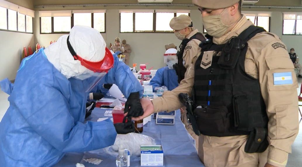 Dos prefectos llegaron infectados desde Buenos Aires y uno es un caso muy singular