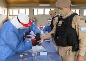 Dos prefectos llegaron infectados desde Buenos Aires y uno es un caso muy singular