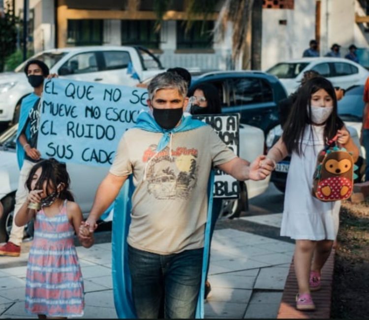 «Mono» Montoya cruzó al ministro Jorge González y le recomendó «psicoterapia»