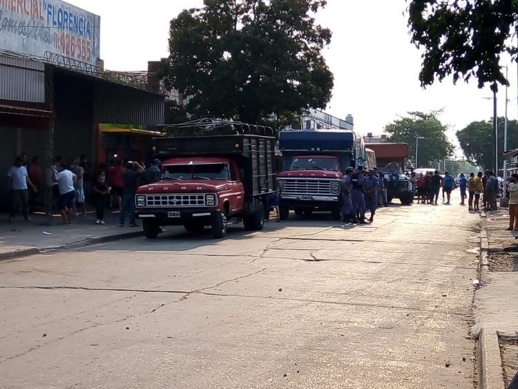 La Policía interceptó un camión «con mercadería sospechosa» y apareció hasta el intendente Celauro