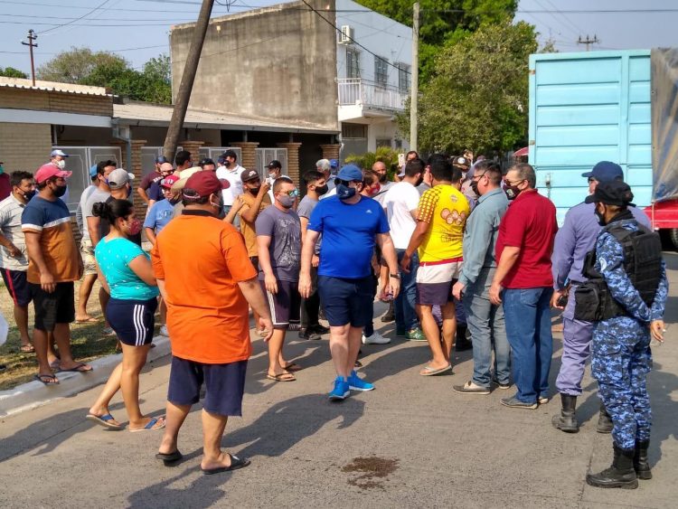 La Policía interceptó un camión «con mercadería sospechosa» y apareció hasta el intendente Celauro