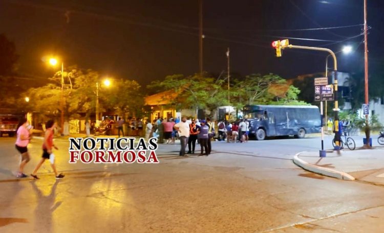 La Policía interceptó un camión «con mercadería sospechosa» y apareció hasta el intendente Celauro