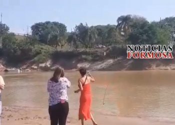 Madre e hijo se saludaron hoy desde ambas orillas del Bermejo, separados por la pandemia