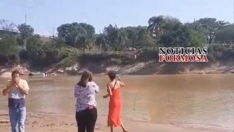 Madre e hijo se saludaron hoy desde ambas orillas del Bermejo, separados por la pandemia