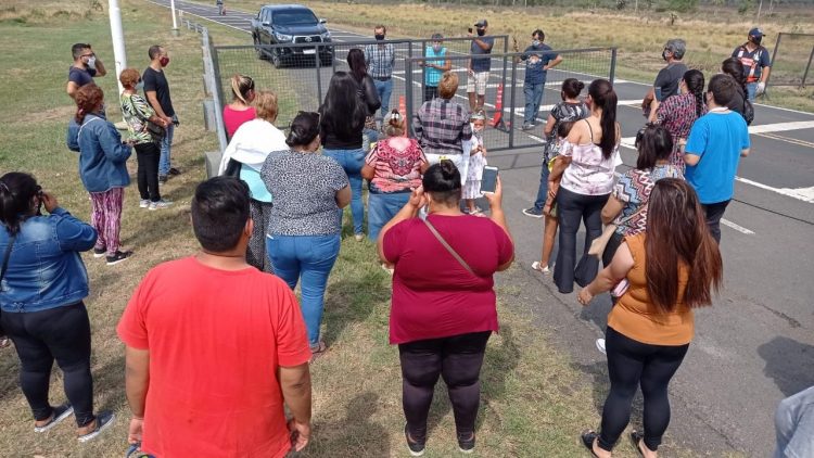 Olivera y Neme escucharon inquietudes de familiares clorindenses de varados