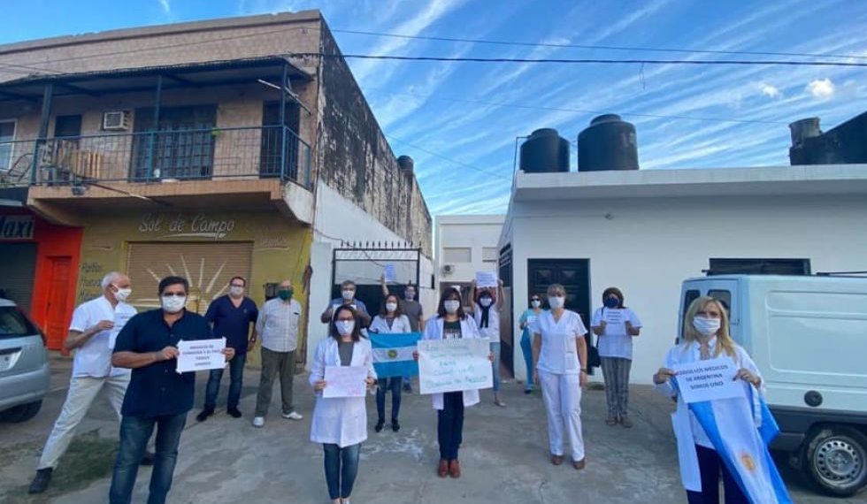 Médicos cuestionan política sanitaria del gobierno en la pandemia