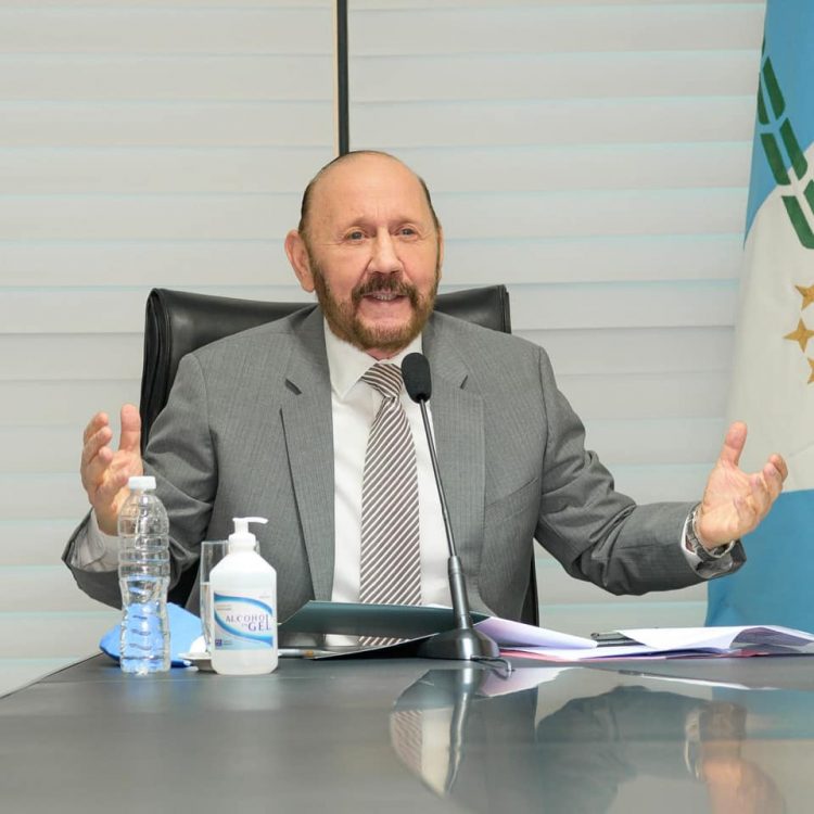 Insfrán consideró “insensatos” a quienes judicializan su regreso a la provincia