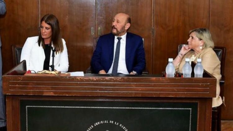 Varados: por los plazos “irrazonables” de espera, tambalea el programa oficial de ingreso