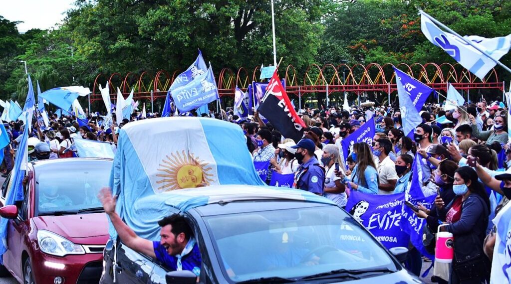 Caravana multitudinaria por el día del militante y respaldo al gobernador Insfrán