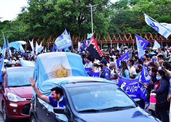Caravana multitudinaria por el día del militante y respaldo al gobernador Insfrán