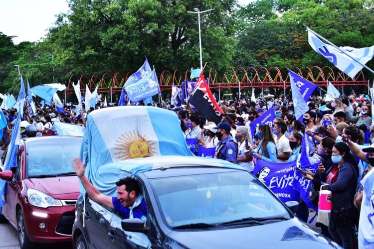 Caravana multitudinaria por el día del militante y respaldo al gobernador Insfrán