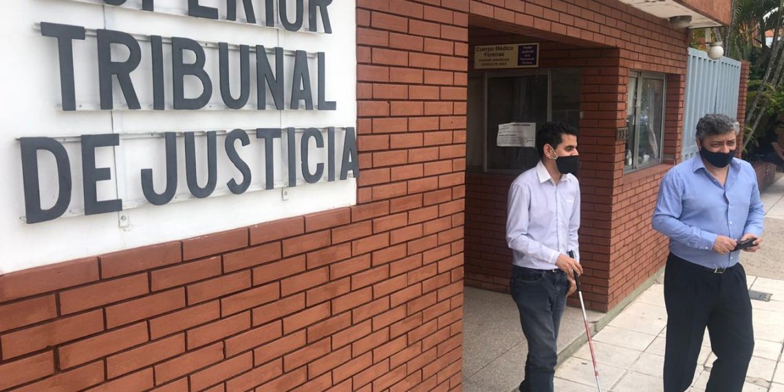 Es ciego, comentarista deportivo, locutor y empleado judicial