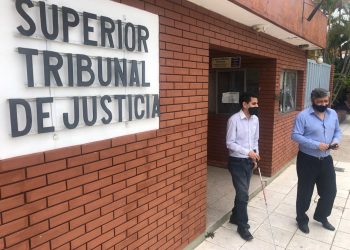 Es ciego, comentarista deportivo, locutor y empleado judicial