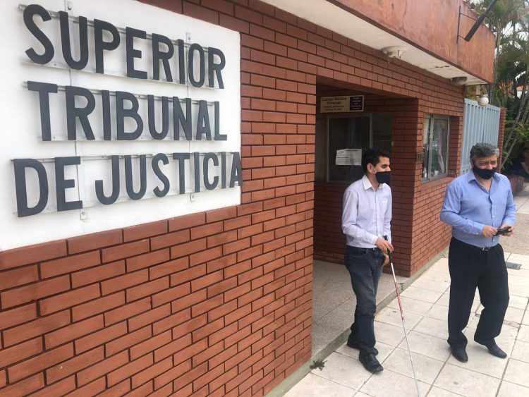 Es ciego, comentarista deportivo, locutor y empleado judicial