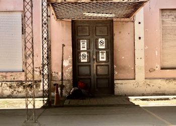 Un hombre indigente duerme en el piso del viejo edificio judicial