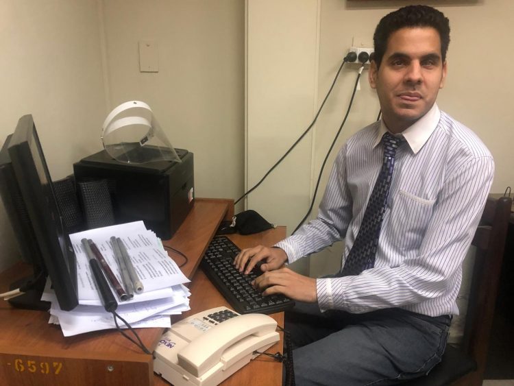 Es ciego, comentarista deportivo, locutor y empleado judicial