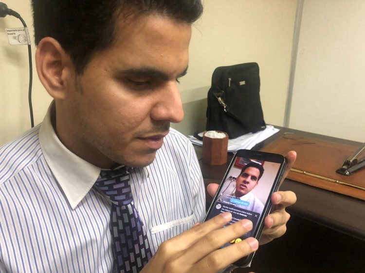 Es ciego, comentarista deportivo, locutor y empleado judicial