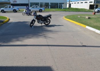 Detenido por circular de contramano, embestir a una mujer policía