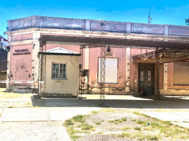 Un hombre indigente duerme en el piso del viejo edificio judicial