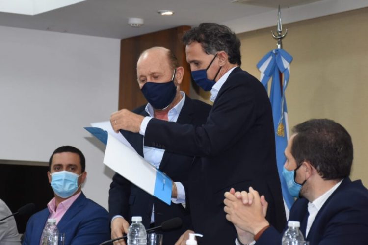 Gildo y Katopodis firmaron convenios para impulsar obras viales, hídricas y de saneamiento