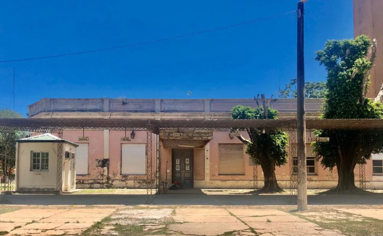 Un hombre indigente duerme en el piso del viejo edificio judicial