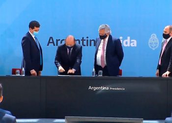 Insfrán, junto al resto de los gobernadores, firmó el Pacto Fiscal 2020 con Alberto