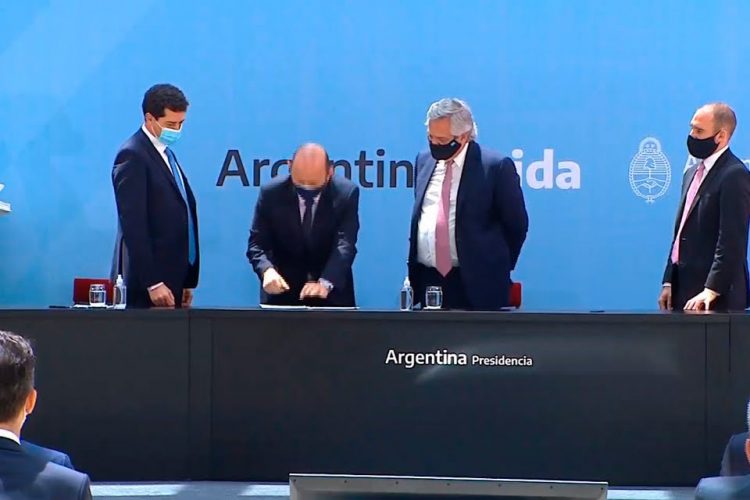 Insfrán, junto al resto de los gobernadores, firmó el Pacto Fiscal 2020 con Alberto