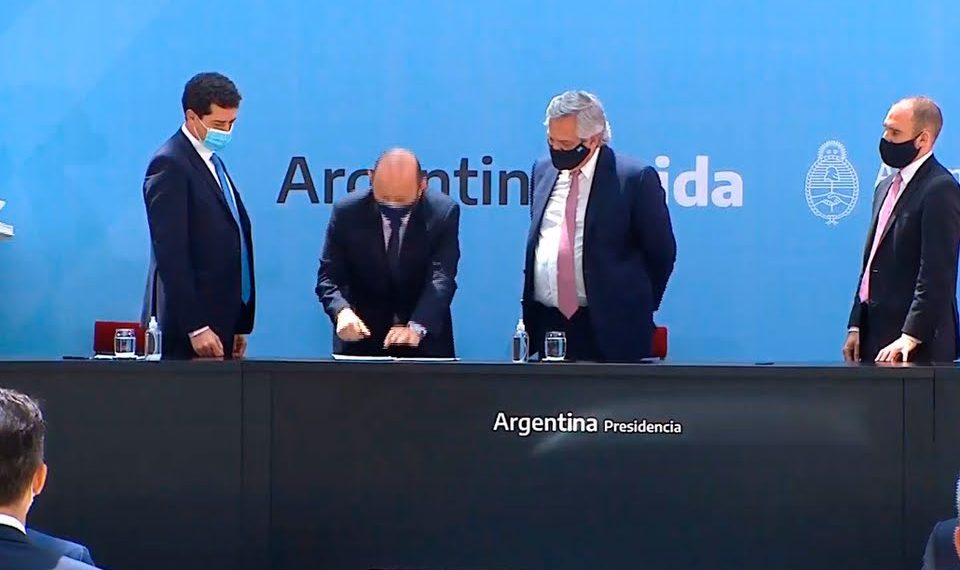 Insfrán, junto al resto de los gobernadores, firmó el Pacto Fiscal 2020 con Alberto