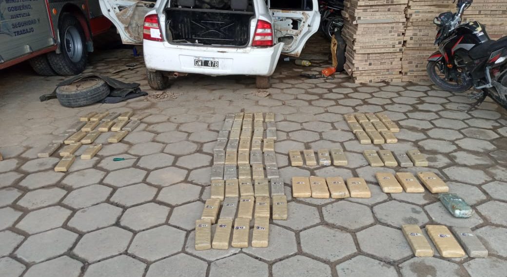 Hallan 60 kilos de marihuana en un auto detenido en ruta 11