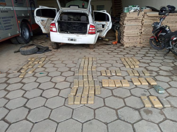 Hallan 60 kilos de marihuana en un auto detenido en ruta 11