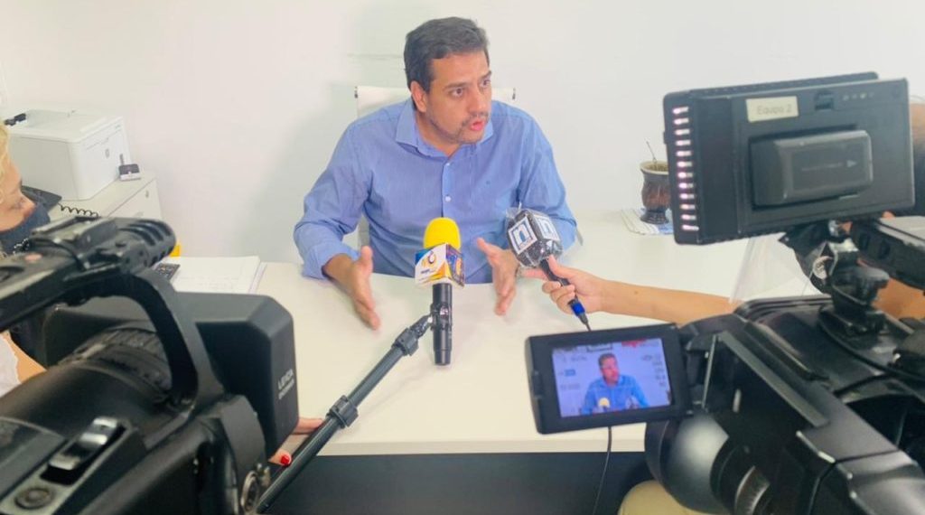 Encendida defensa de Fernández Patri del estatus y políticas sanitarias